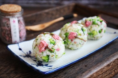 #520，美食撩动TA的心！# 樱花饭团