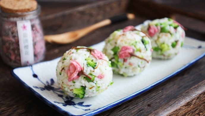 #520，美食撩动TA的心！# 樱花饭团